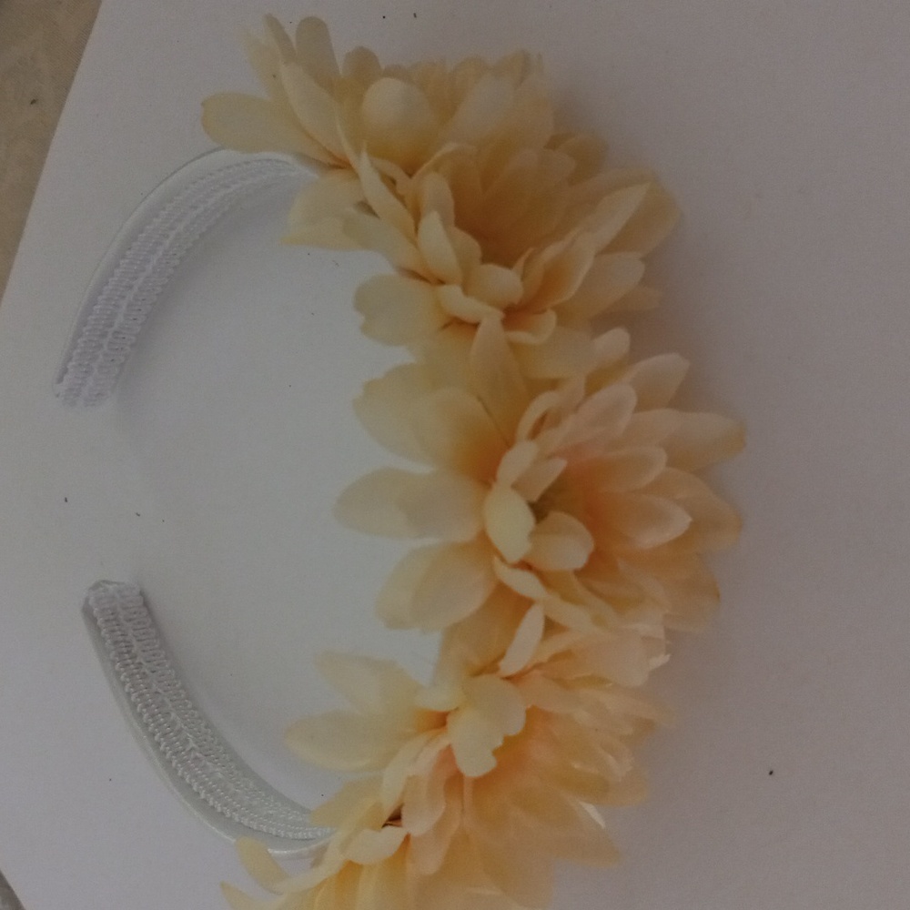 FANCY HEADBAND.  WHITE SILK HARD HEADBAND EMBELLISHED WITH LIGHT YELLOW FLOWERS.